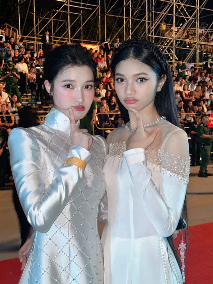 Bên cạnh Ý Nhi, Á hậu Minh Kiên cũng thu hút sự chú ý của khán giả bởi nhan sắc kiều diễm và sự cởi mở, thân thiện