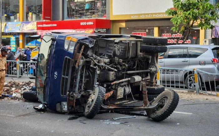 Xe ben chở xà bần lật ngang đè cô gái đi xe máy, thót tim màn giải cứu Ảnh 2