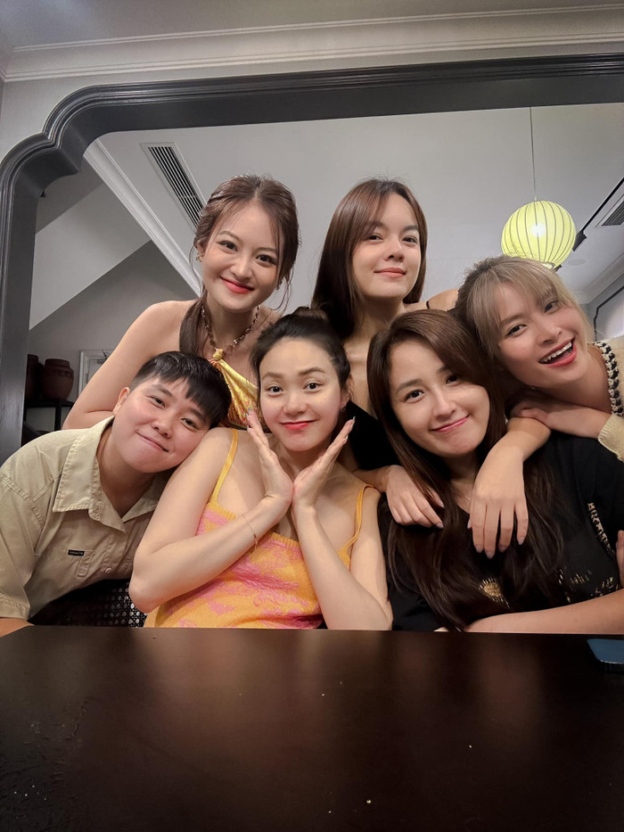 'Mẹ bầu' cũng đã dành thời gian để gặp gỡ bạn bè trước khi 'lâm bồn'. 