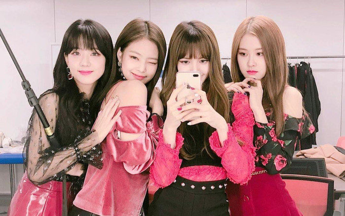 Các thành viên trong nhóm đều làm chung một hành động kỉ niệm BLACKPINK 7 tuổi Ảnh 2