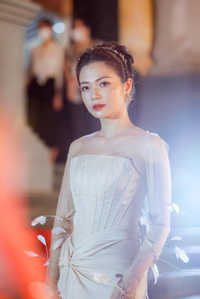 Vẻ đẹp sang chảnh của NSƯT Kiều Anh ngoài đời.