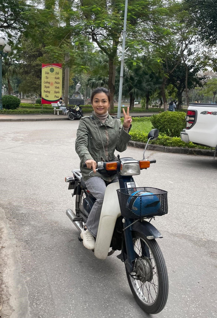 Trang phục trong phim Gia Đình Mình Vui Bất Thình Lình của Kiều Anh rất giản dị.
