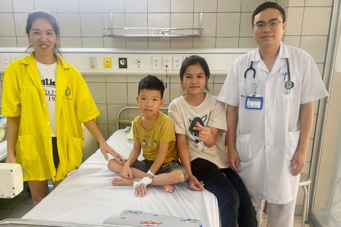  2 phút sinh tử cứu em trai đuối nước, chị gái 11 tuổi tiết lộ nhờ học qua tivi Ảnh 1