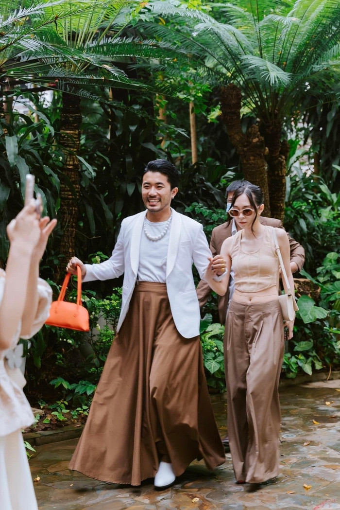 Con rể Xuân Hinh từng nhiều lần gây chú ý khi thoải mái mặc váy xuất hiện ở các sự kiện