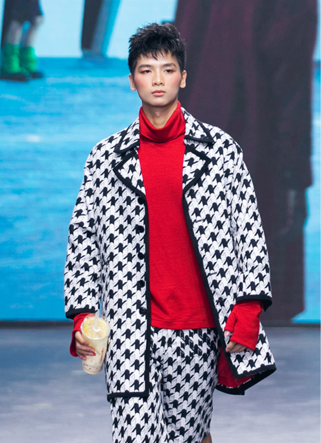 Vài ngày sau, chàng trai này lại có hay màn trình diễn thời trang cùng trà sữa, điều này được cho là anh đang cố tình 'cà khịa' nàng Hoa hậu mới đăng quang.