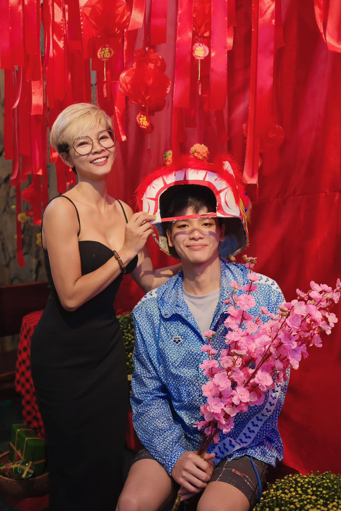 Qua những hình ảnh mẹ của Kim Sơn đăng tải trên trang cá nhân, nhiều người không khỏi trầm trồ, ngưỡng mộ bởi vóc dáng cũng như năng lượng tích cực mà chị truyền đến mọi người. 