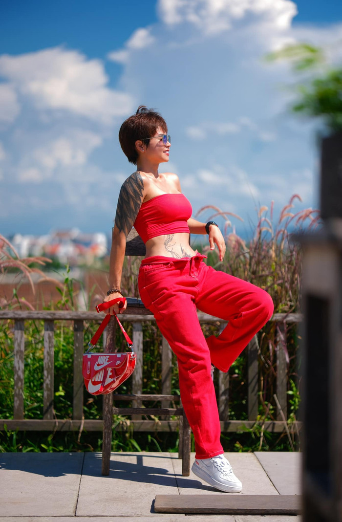 Trong nhiều bức ảnh, bạn bè của chị không ngần ngại khen ngợi sự trẻ trung, thậm chí, có ý kiến còn cho rằng, trông chị và con trai Kim Sơn 'như hai chị em' mà thôi.