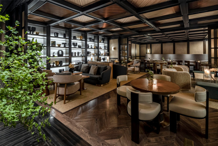 Mọi vị trí trong lounge đều sang trọng, do nằm trong khuôn viên khách sạn BLACKPINK lưu trú nên có lẽ, ê-kíp đã bố trí quay clip tại đây để đảm bảo tính bảo mật, an toàn.