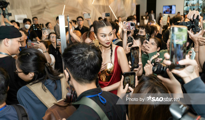 Fan vây kín Thanh Hằng tại sảnh khách sạn.