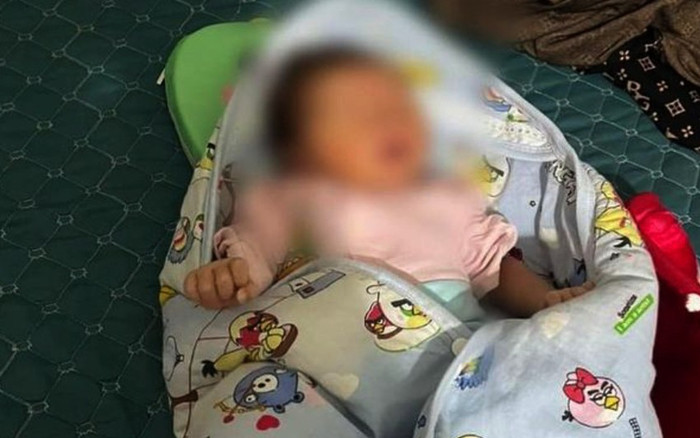 Bé gái bị bỏ rơi trước cổng nhà dân, vừa giận vừa thương với mẩu giấy để lại Ảnh 2