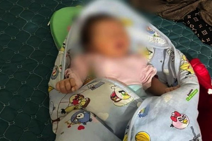 Cháu bé hiện đang được một hộ dân chăm sóc