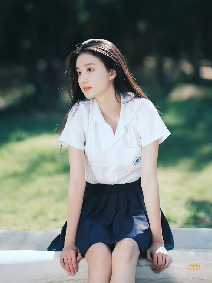 Phía dưới phần bình luận, khán giả ưu ái dành tặng “cơn mưa” lời khen cho vẻ ngoài tự nhiên, trong sáng của sao nữ 9x. Bên cạnh đó, diện mạo tuổi học trò của Vương Sở Nhiên cũng nhanh chóng được cộng đồng mạng đặt lên bàn cân so sánh với Lưu Diệc Phi.