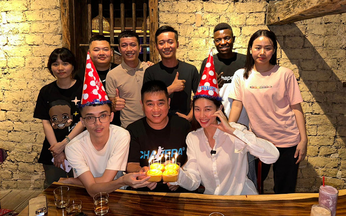 Thùy Tiên - Quang Linh lộ rõ sự thân thiết trong tiệc sinh nhật sớm của nàng hậu Ảnh 2