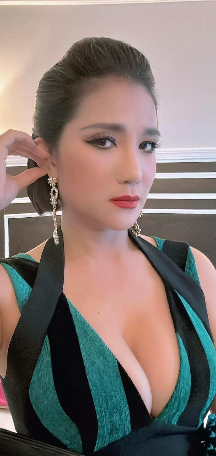Cát Tường diện áo khoét sâu khéo khoe vòng 1 nảy nở khiến cư dân mạng không thể rời mắt