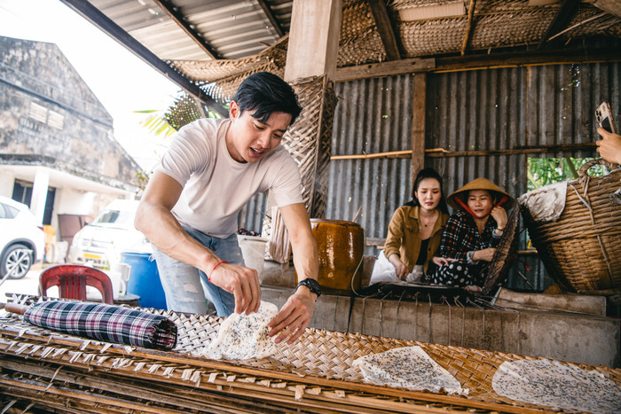  Diễn viên Quốc Trường tự tay làm bánh ở làng nghề truyền thống hơn 200 tuổi Ảnh 7