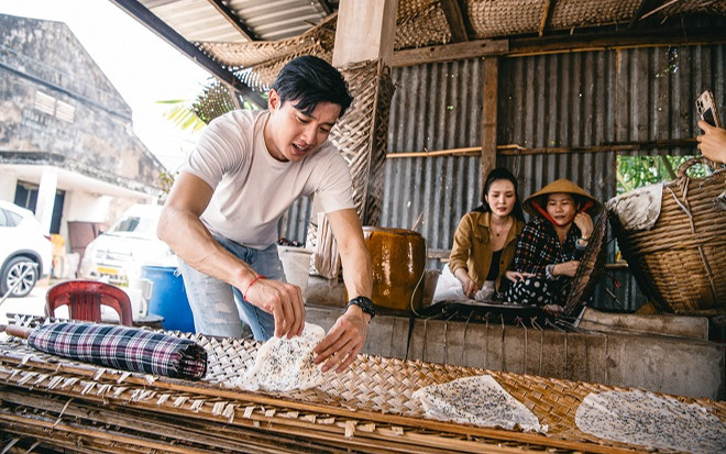 Diễn viên Quốc Trường tự tay làm bánh ở làng nghề truyền thống hơn 200 tuổi Ảnh 2