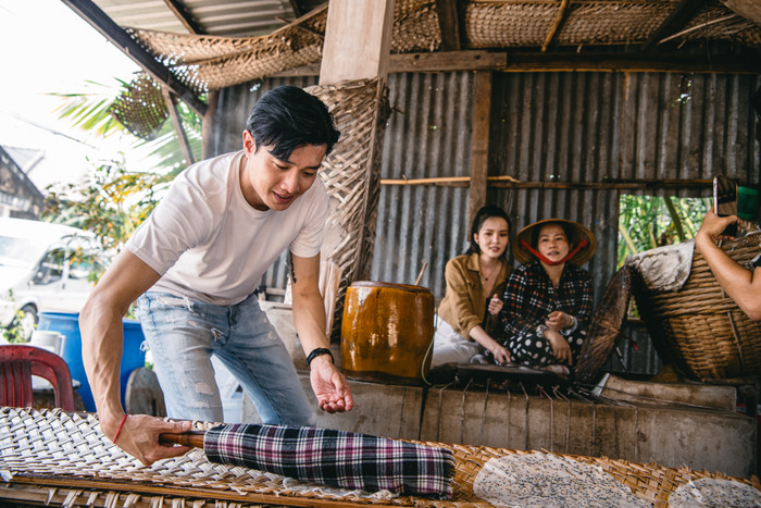  Diễn viên Quốc Trường tự tay làm bánh ở làng nghề truyền thống hơn 200 tuổi Ảnh 6