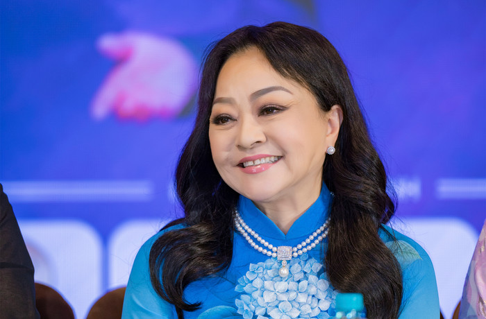 Danh ca Hương Lan.