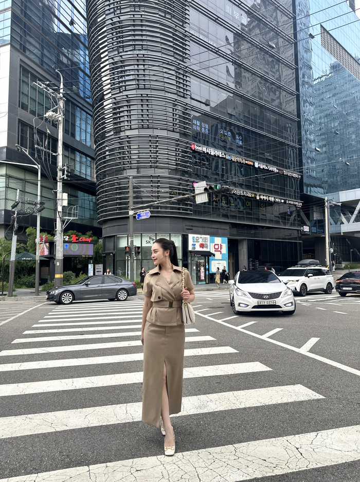 Chi Hoàng thoải mái, tự tin khi dạo phố