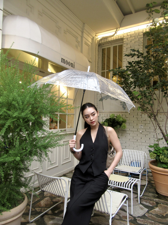 Diện cả cây đen nhưng nhan sắc của Chi Hoàng đánh bật mọi outfit 