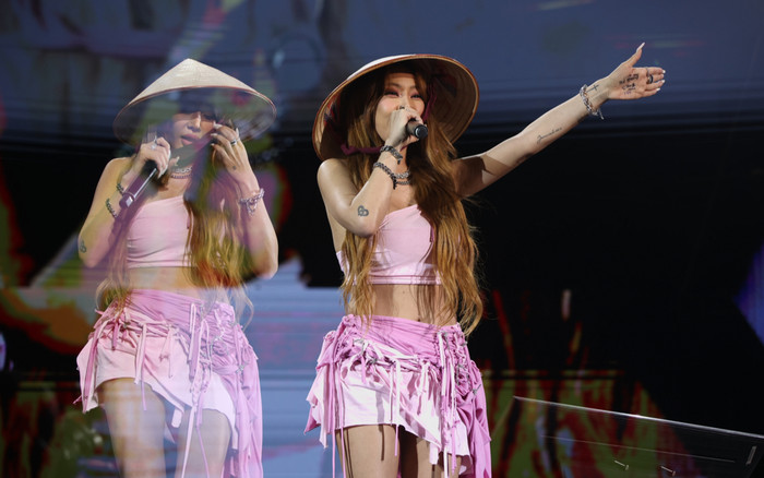 Chị đại Jessi về Hà Nội đội nón lá trình diễn, liên tục nói 'tôi yêu các bạn' Ảnh 2