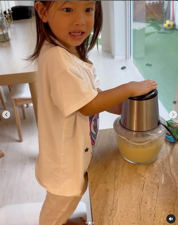 Hồ Ngọc Hà đăng tải video Lisa tự pha sửa, sử dụng máy xay mà không cần sự giúp đỡ tự người lớn.
