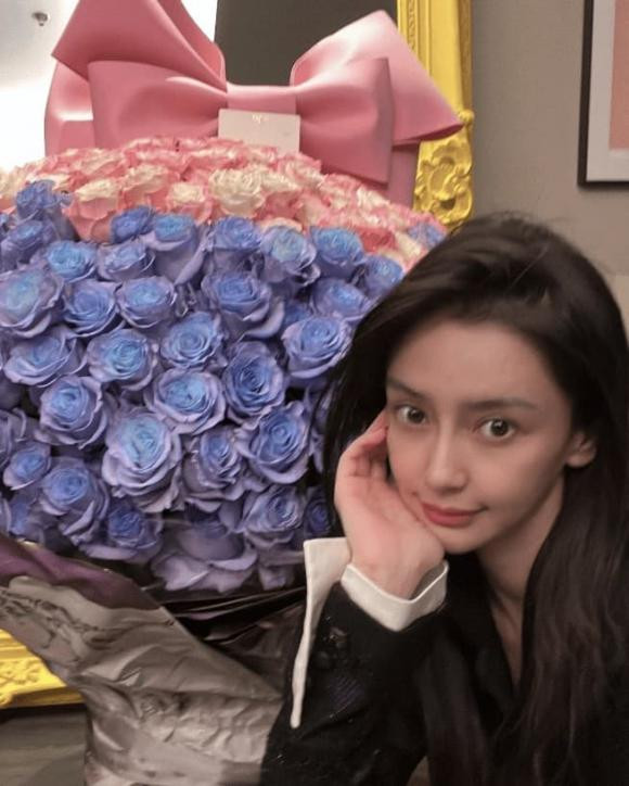  Khoe ảnh nhận quà khủng, Angelababy để lộ chi tiết 'đáng ngờ' Ảnh 1