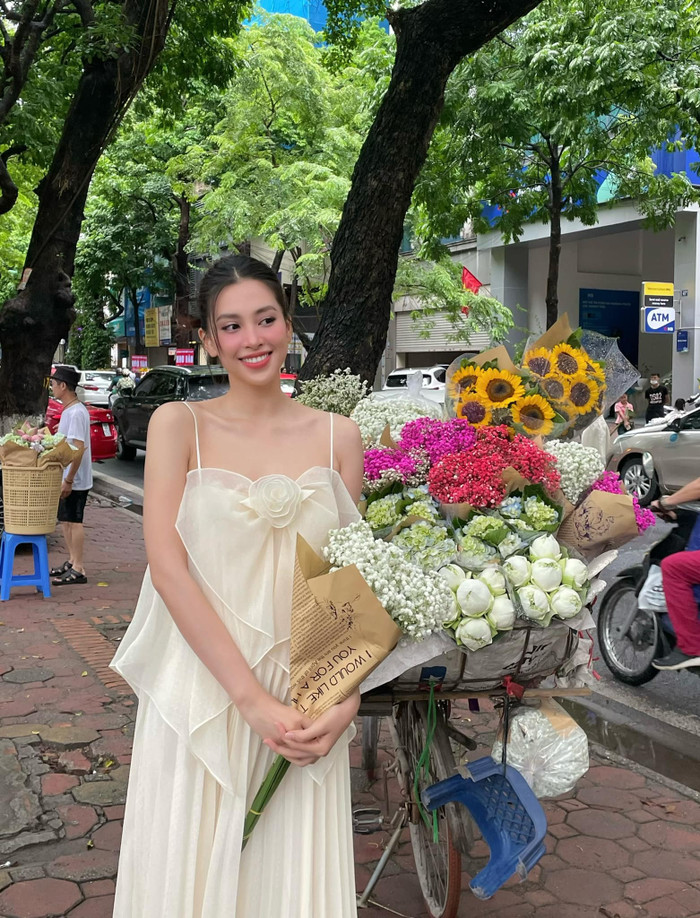 Mỹ nhân GenZ mang nét đẹp thanh nhã nhưng cũng không kém phần kiêu kỳ trong váy dài thướt tha.