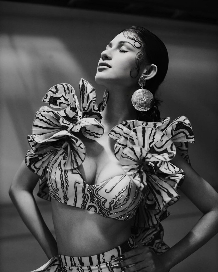 Bên cạnh sắc vóc, Miss Grand Indonesia 2023 cũng gây ấn tượng bởi thành tích học tập đáng nể. Cô tốt nghiệp xuất sắc nhất khoa Chương trình Giáo dục Văn bằng Kinh tế tại Đại học Sriwijaya.