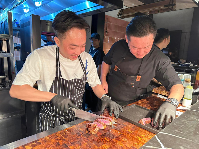 Cường Đô La vô cùng hào hứng khi trổ tài nấu ăn