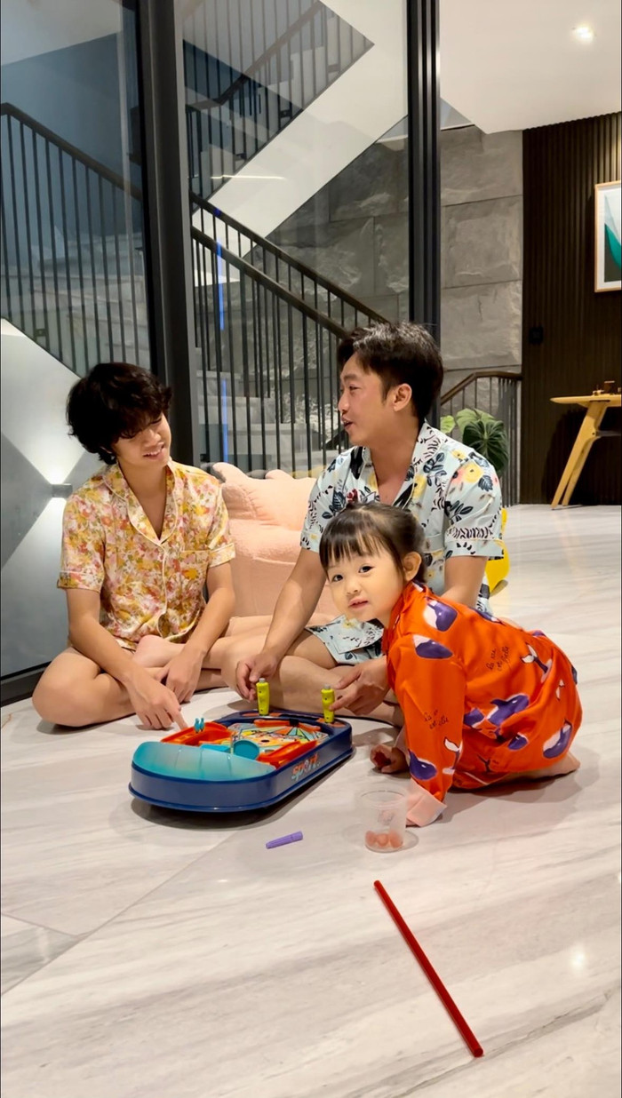 Cường Đô La đặc biệt để tâm tới nhóc tỳ Subeo, anh từng chia sẻ với một người bạn rằng bản thân luôn cố gắng thân thiết, ở bên cạnh con trai để có thể hiểu hết tâm tư của quý tử