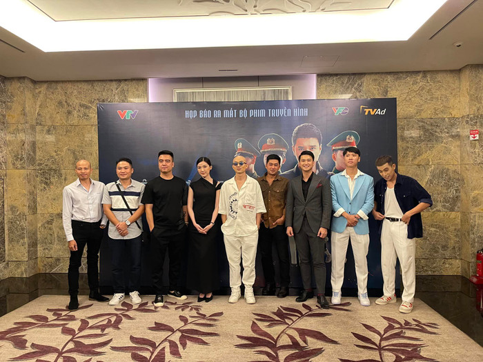 Huỳnh Anh luôn thể hiện sự vui vẻ, hạnh phúc khi có cơ hội quay trở lại việc đóng phim cùng dàn đồng nghiệp đình đám