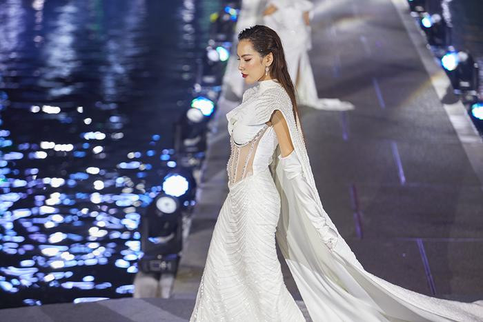 Lê Hoàng Phương lần đầu trình diễn sau đăng quang, catwalk thế nào? Ảnh 3