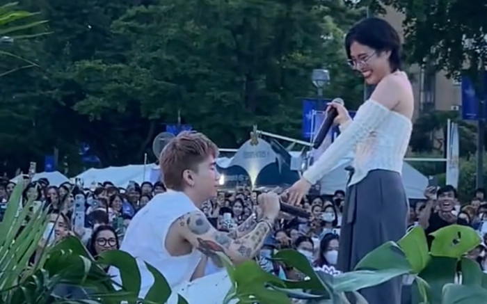 Xôn xao clip ca sĩ Chi Dân cầu hôn một hotgirl trước hàng trăm người? Ảnh 2