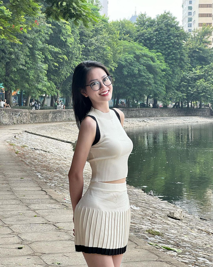 Bùi Khánh Linh nhận được điểm mười tròn trĩnh từ fan sắc đẹp bởi ngoại hình ngày càng thăng hạng hậu đăng quang.