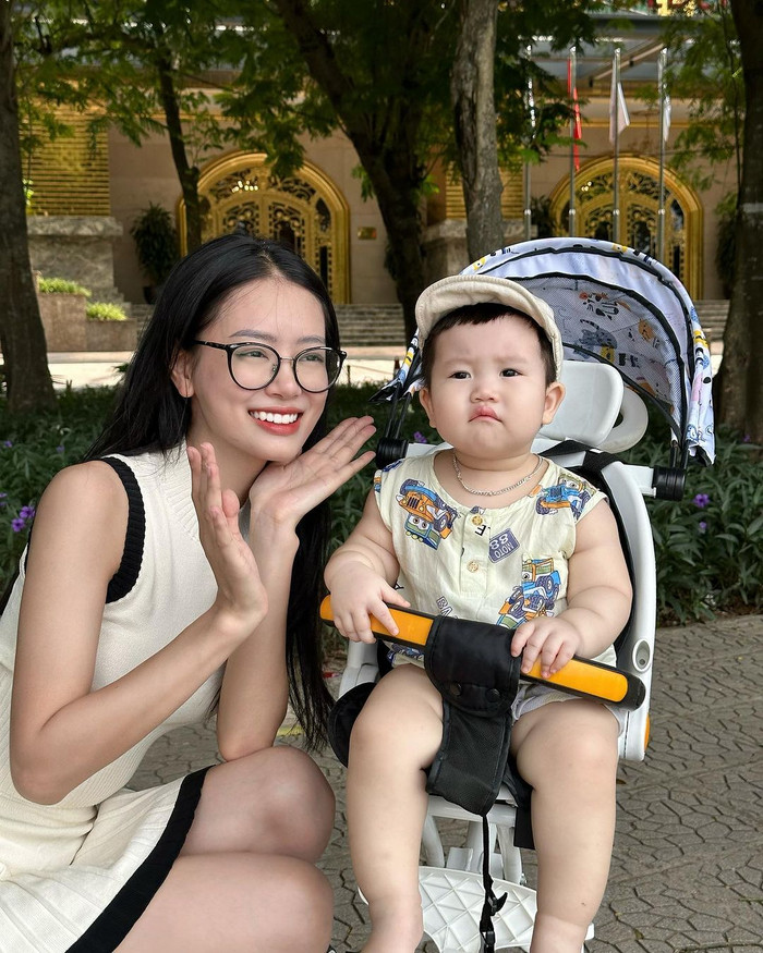 Ở góc chụp cận, nàng Á hậu ghi điểm bởi làn da mịn màng đáng ngưỡng mộ.