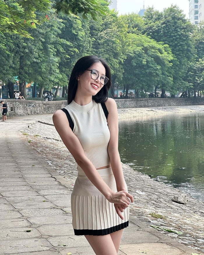 Chỉ son môi đơn giản, cô vẫn tự tin khoe nhan sắc bất bại trước camera thường.