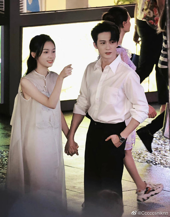 Hậu trường như từ truyện bước ra của Châu Dã và Đàn Kiện Thứ.