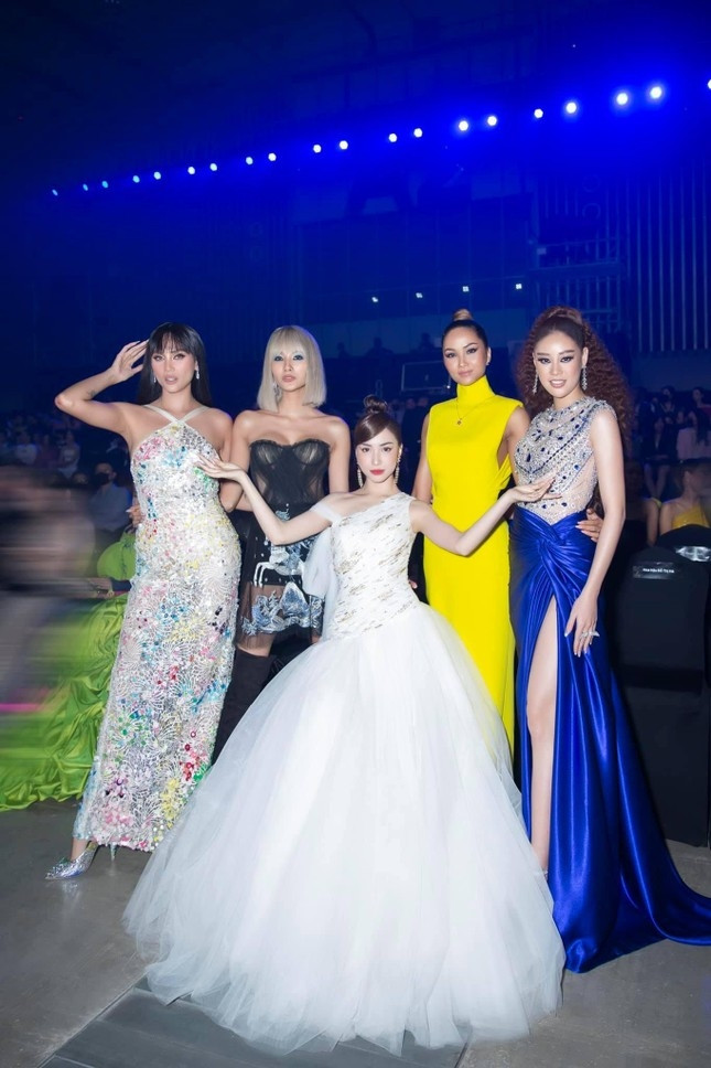  Hoà Minzy 'lọt thỏm' giữa khung hình đọ dáng cùng dàn nàng hậu đình đám Ảnh 3