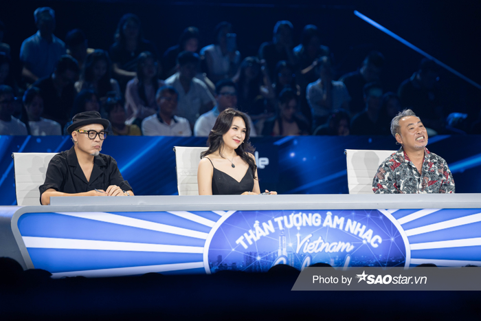  Góc đáng yêu: Mỹ Tâm ôm ấp, nựng má Siu Black trên sân khấu Vietnam Idol Ảnh 1