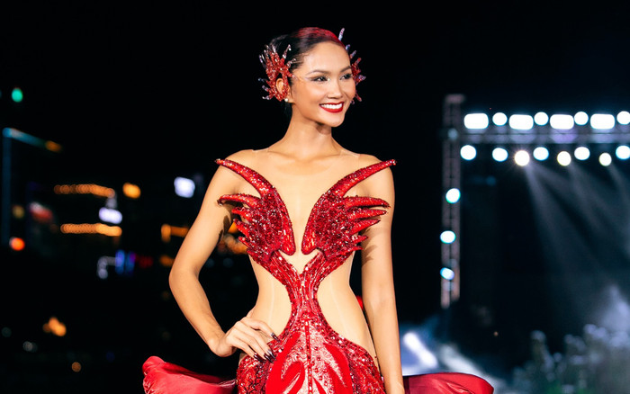 Hoa hậu H'Hen Niê hóa Phượng hoàng lửa trên sàn diễn thời trang Ảnh 2