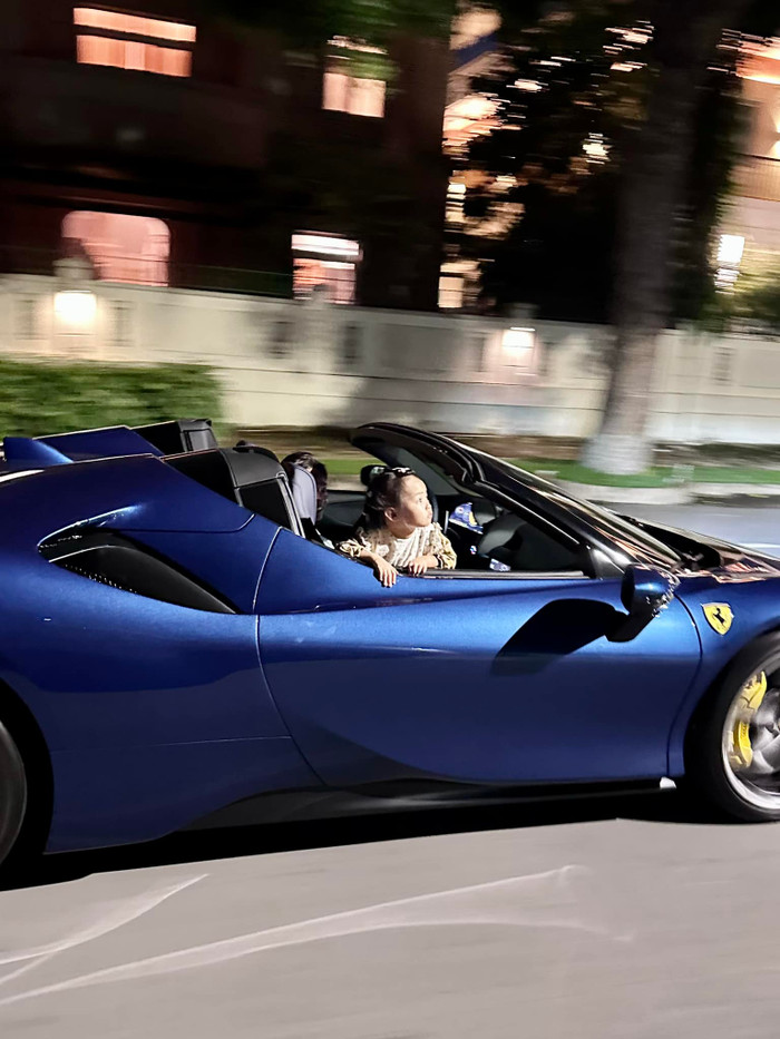  Cường Đô La đăng tải khoảnh khắc chở ái nữ đi hóng gió bằng siêu xe khiến dân tình loá mắt. 