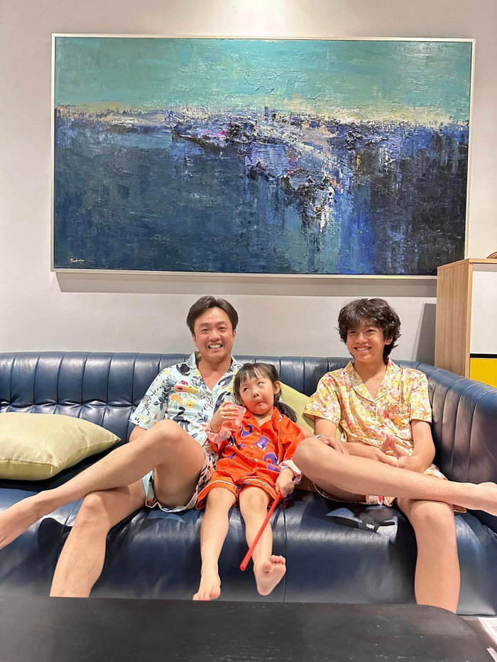 Từ một doanh nhân có tiếng đa tình, anh trở thành người đàn ông sẵn sàng vào bếp nấu nướng chăm lo miếng ăn giấc ngủ cho gia đình. 