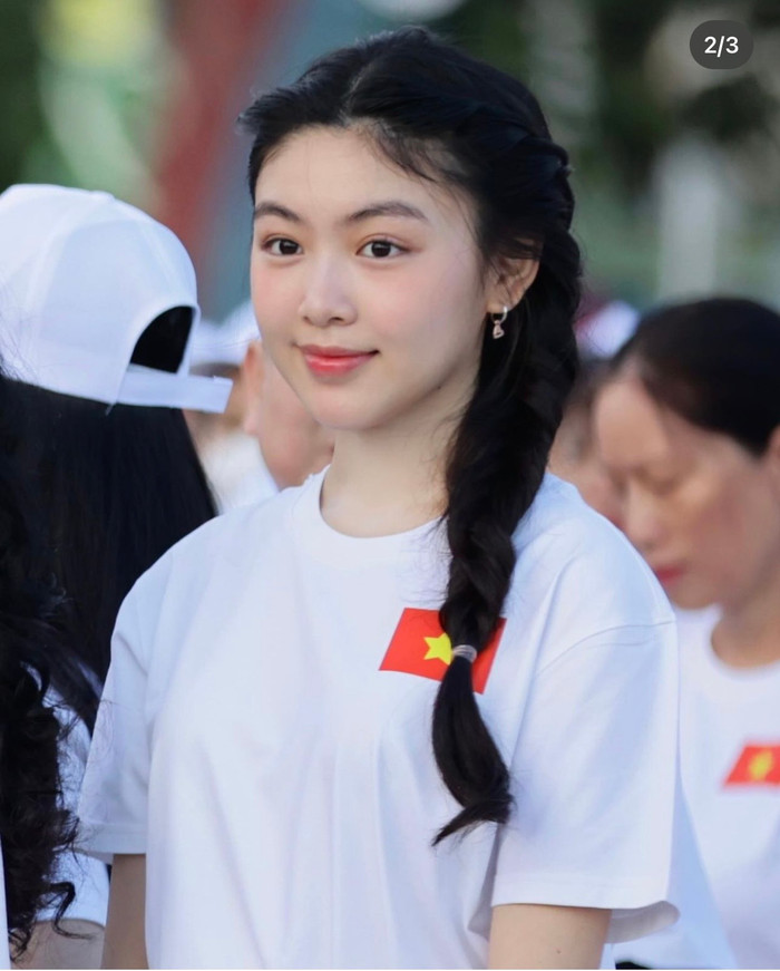 Lọ Lem nhà Quyền Linh lại khiến người hâm mộ “u mê” bởi nhan sắc trong veo.