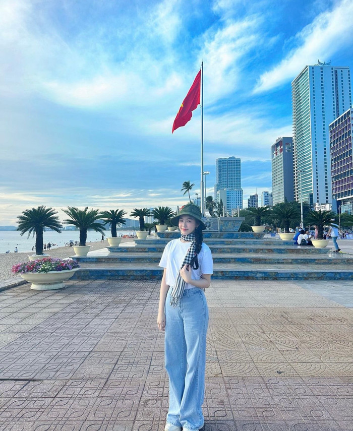  Cô gái mặc chiếc áo phông trắng đơn giản có in hình lá cờ Tổ quốc thể hiện tình yêu đất nước Việt Nam.