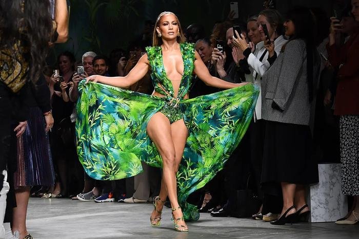 Chiếc váy Versace của J.Lo: Quyết định phút chót tạo nên một huyền thoại Ảnh 5