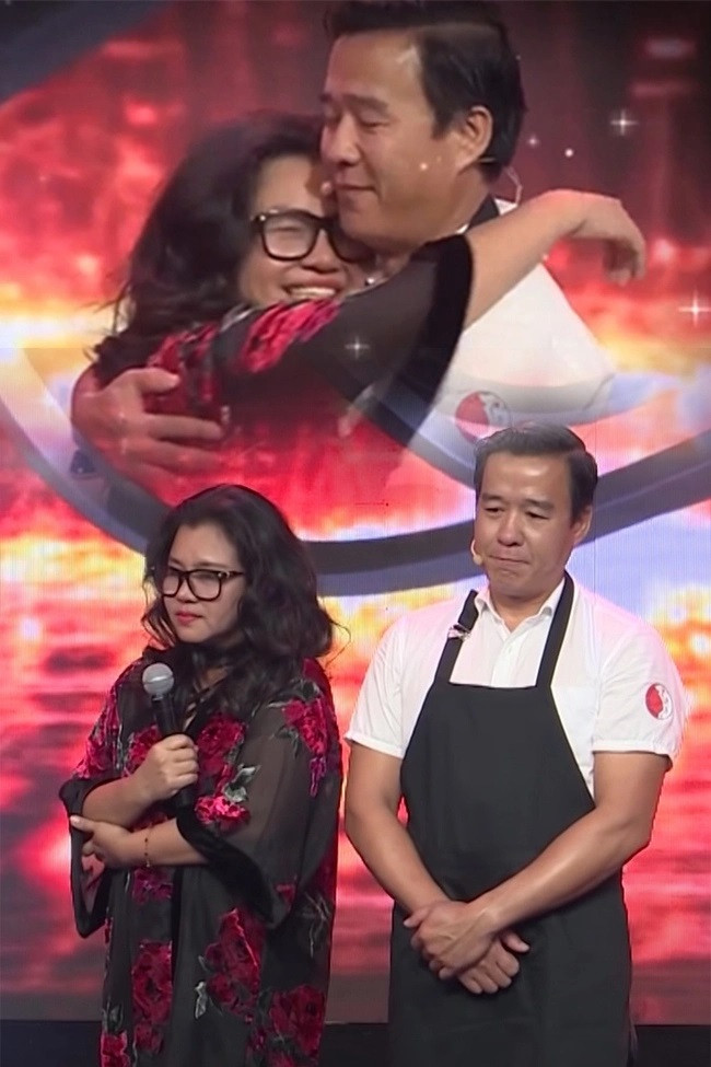 Ngoài Thắng Ngô và Hà Thanh Xuân, một cái tên khác cũng nhận được nhiều sự quan tâm không kém chính là chị Thanh Đào - vợ cũ 'vua cá Koi'. Chị Thanh Đào từ trước đến nay luôn được đánh giá là người phụ nữ điềm đạm, hết lòng vì chồng con. Sau khi ly hôn, chị vẫn rất văn minh và lịch sự khi nhắc về chồng cũ. Do đó, ở hiện tại, khi chồng cũ chia tay vợ mới, nhiều người cũng quan tâm không kém về chị Thanh Đào. Trong ảnh là thời điểm 2 vợ chồng chị Thanh Đào - Thắng Ngô còn mặn nồng, lúc này, chị Thanh Đào không được đánh giá cao về mặt ngoại hình.