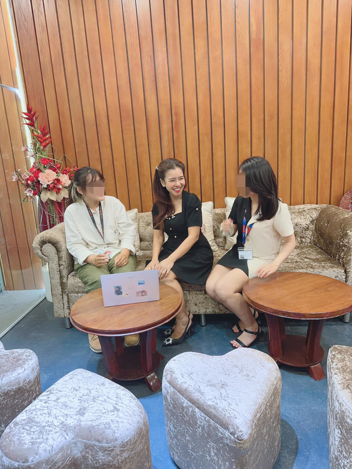 Những bức ảnh được chụp bất ngờ, không hề tạo dáng chuẩn bị trước nhưng vẫn không thể dìm được nhan sắc người phụ nữ này