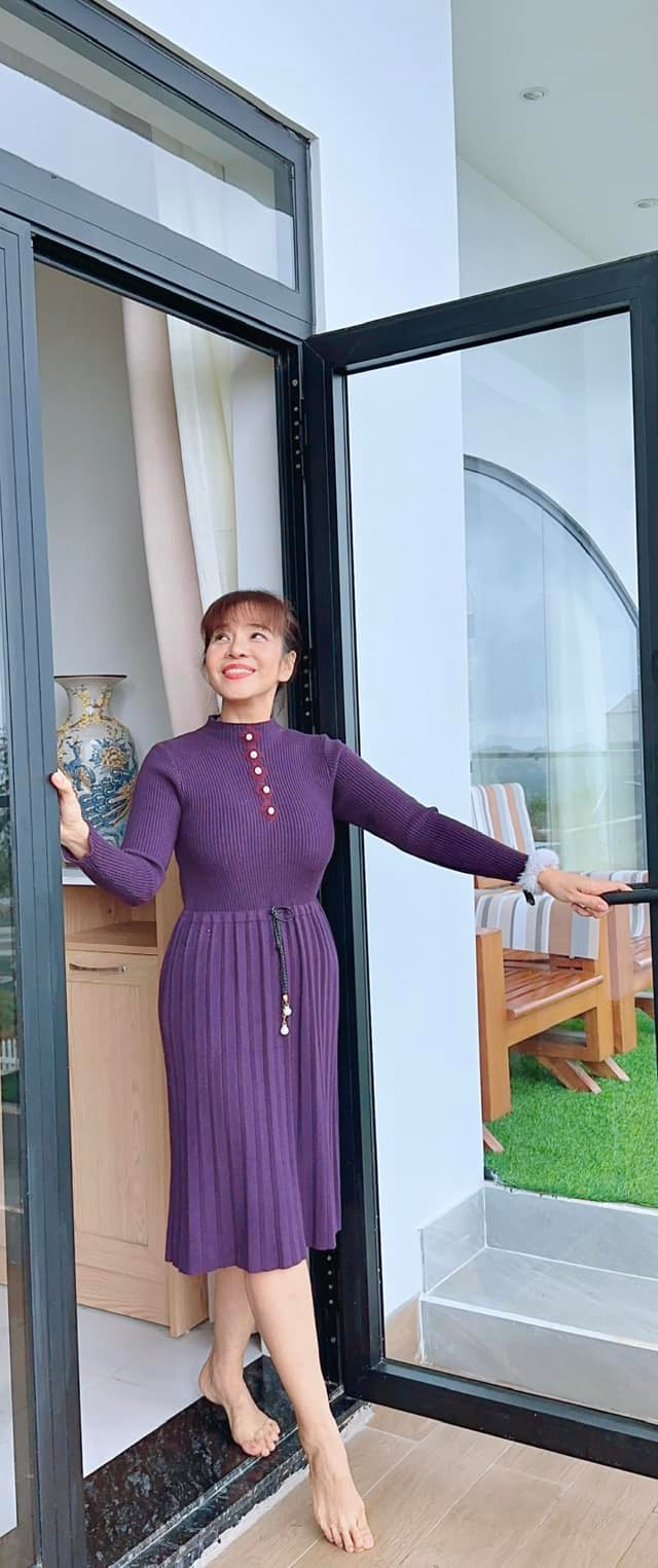 Nếu trước đây, chị Thanh Đào bị nhận xét là ăn mặc quá xuề xoà, vóc dáng không thon gọn thì ở hiện tại, những điều này đã biến mất. Thay vào đó là một phiên bản Thanh Đào cực tuyệt vời: Trẻ trung, xinh đẹp, thon gọn