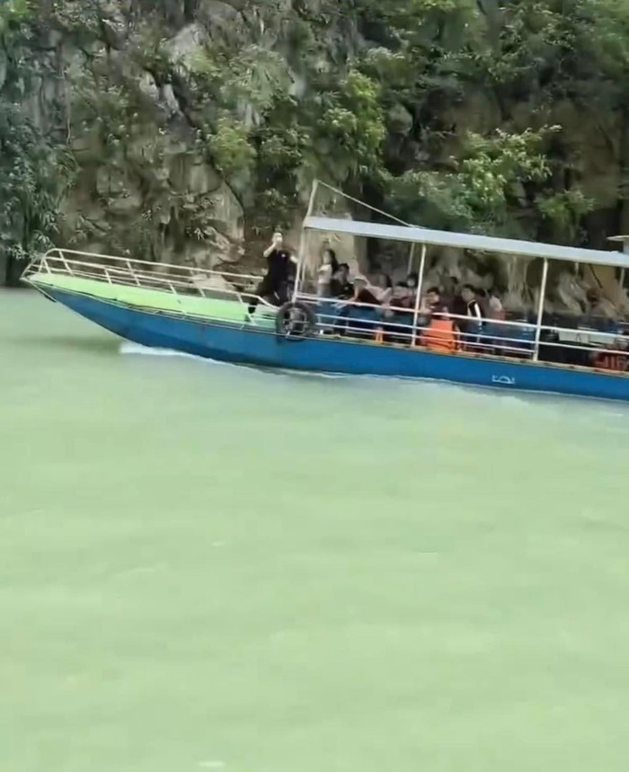 Nhóm thanh niên đi trên một thuyền khác la ó khi nhìn thấy cô gái ăn mặc gợi cảm